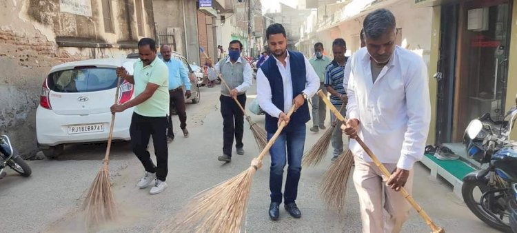 नवनिर्वाचित पालिकाध्यक्ष ने सफाई कर्मचारियों के साथ लगाई झाड़ू