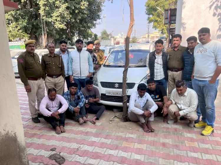 कार के बोनट में छुपा रखे थे चोरी के लाखों के आभूषण, पुलिस ने छह को किया गिरफ्तार