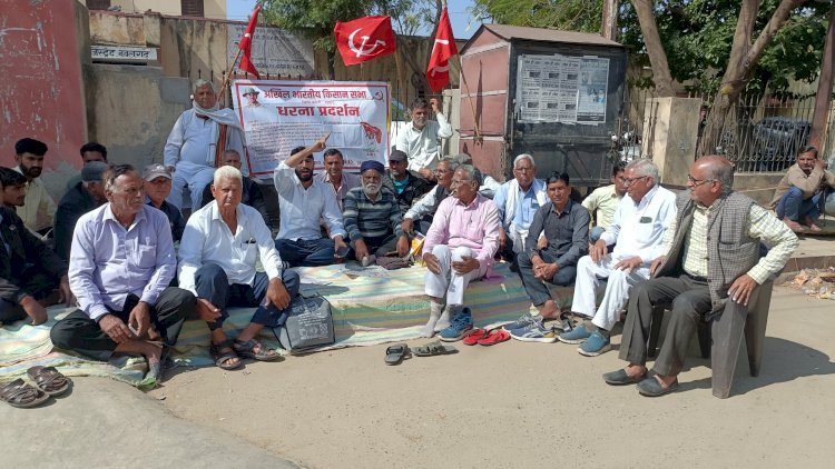 किसानों ने एसडीएम कार्यालय के सामने धरना देकर जताया आक्रोश